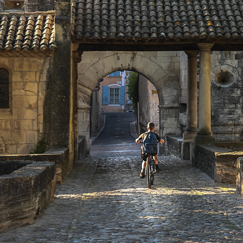 Riding through the Porte Notre-Dame - Pernes-les-Fontains - mytravellinglens.com