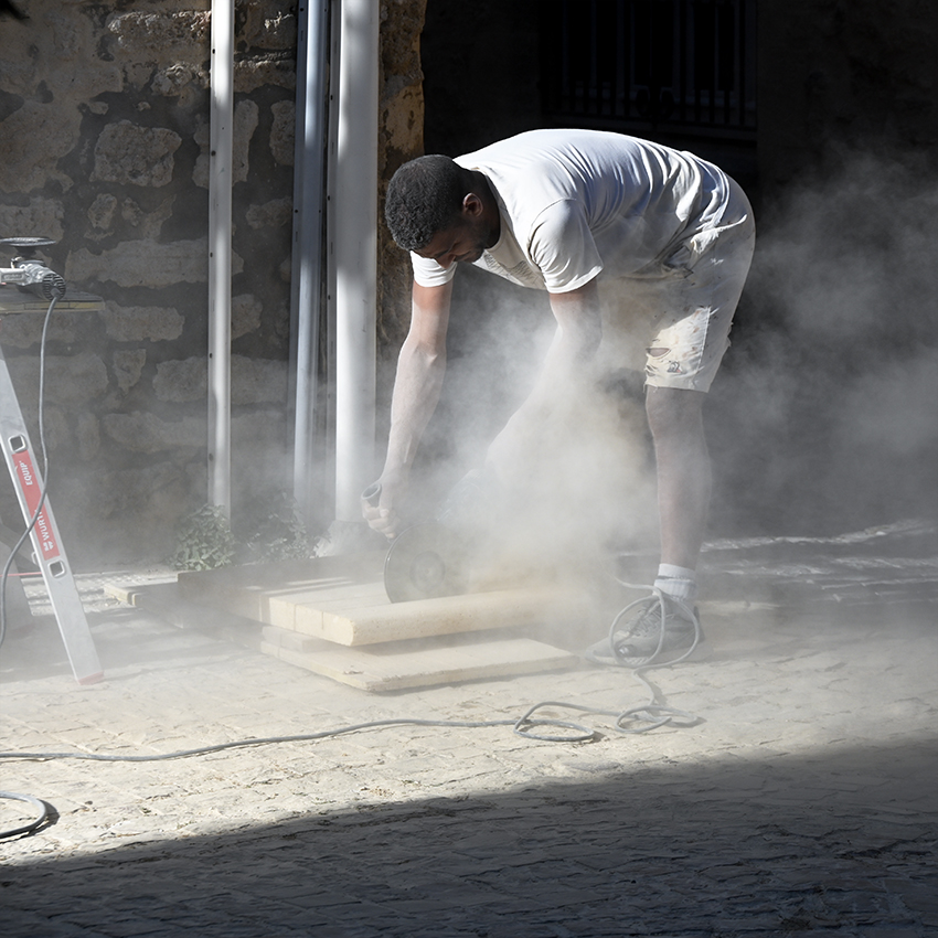 Stone cutter in Castillon-due-Gard